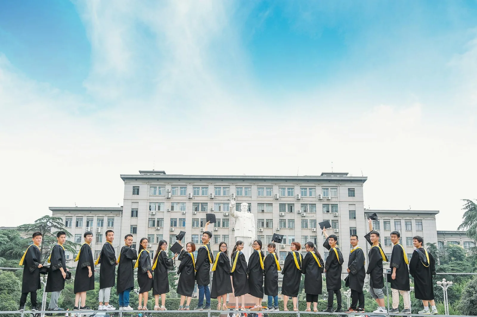 企业宣传片制作现场，摄影师正在调试拍摄设备